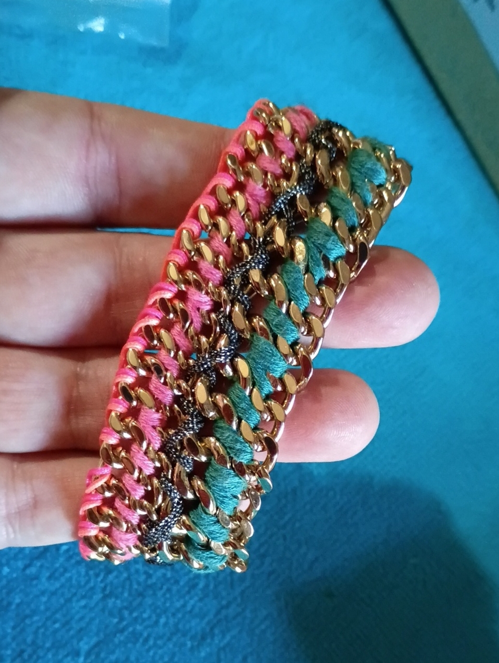 VICTORIA SECRET .Gold Chainlink Bracelet with Pink and Teal Thread.GREAT COND.